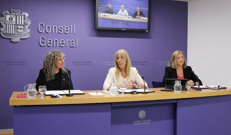 La subsíndica general, Sandra Codina -al centre-, acompanyada de les secretàries de la Sindicatura