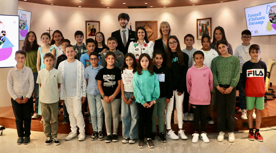 Els infants del Consell amb Laura Mas -al centre- i els síndics al seu costat (Comú d'Encamp)