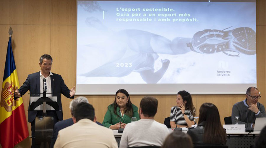 El cònsol major, David Astrié, intervenint en la presentació de la guia per a un esport sostenible (Comú Andorra la Vella)