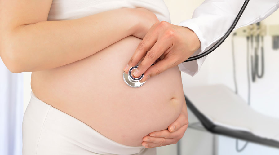 Una dona embarassada passant una revisió mèdica (Getty images)
