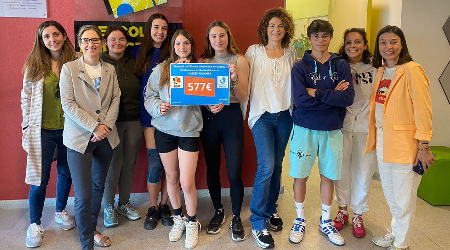 L’Escola Andorrana de Segona Ensenyança de Santa Coloma lliurant el xec de 577 euros a Unicef (Unicef Andorra)