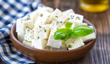 Un bol amb formatge Feta a daus