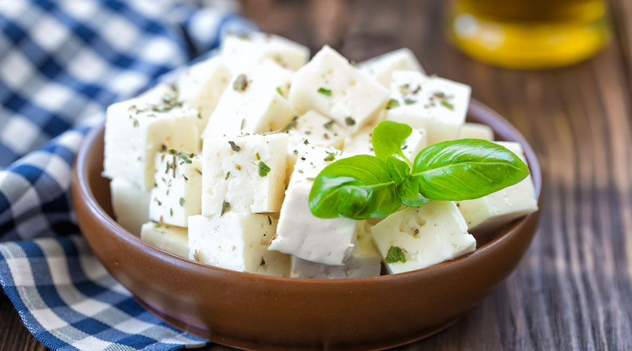 Un bol amb formatge Feta a daus (AMIC)