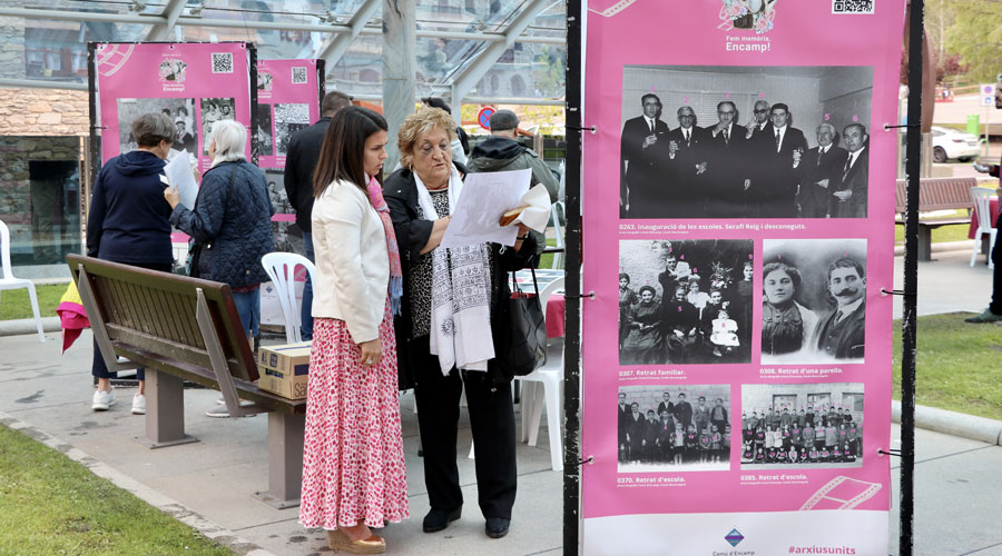 La cònsol major, Laura Mas, escoltant una veïna d'Encamp (Comú d'Encamp)