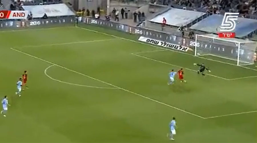 Moment en el qual Berto supera al porter d'Israel