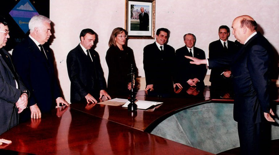 Josep Ma Puy Bergés prenent possessió com a conseller comunal el desembre de 1999 (Comú d'Encamp)