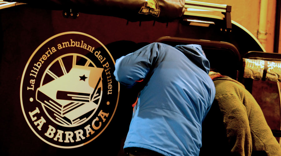 La caravana batejada com "La Barraca" amb els seus dos impulsors (Dies d'agost)