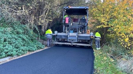 Operaris treballant en el manteniment d'una via rural de muntanya