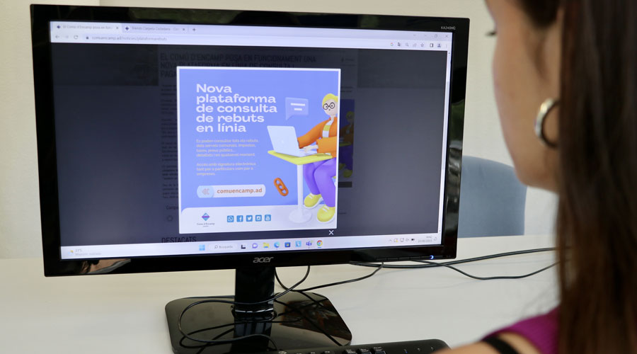 Una persona accedint a la plataforma per a consultar i pagar els rebuts del Comú d'Encamp (Comú)