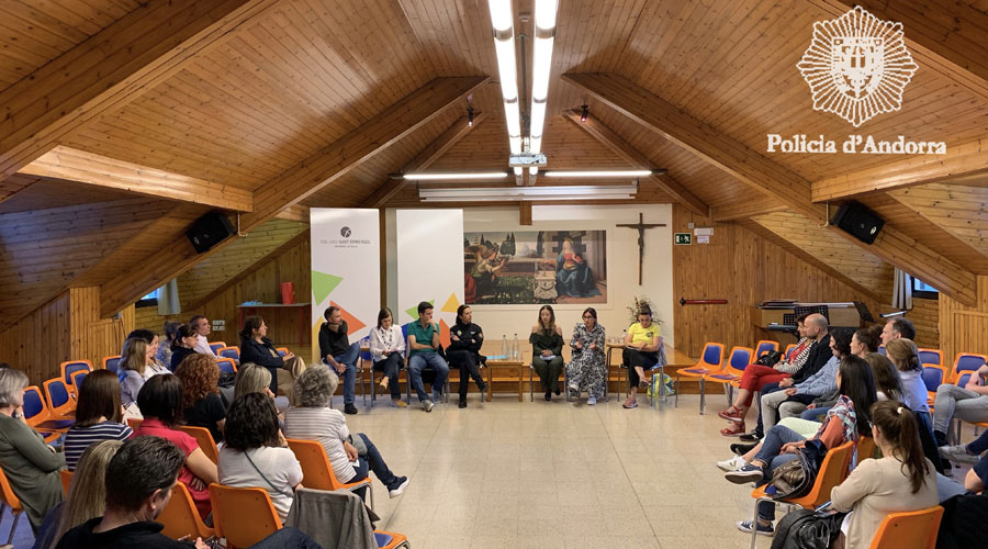 Taula rodona entre professionals, pares i joves en el marc del programa "Sumem per educar" (Policia d'Andorra)