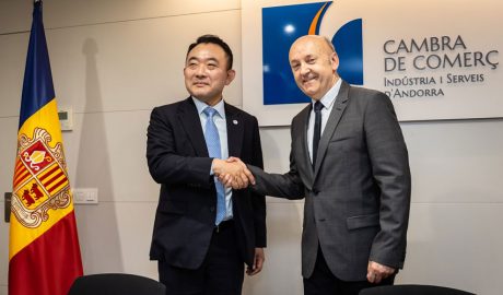 El vicepresident de la Cambra de Comerç de Corea del Sud, Seong Woo Lee i el president de la Cambra andorrana