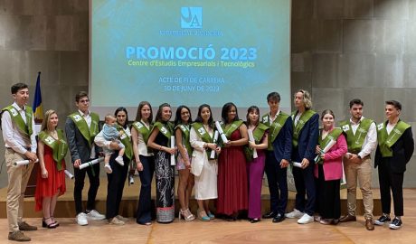 La promoció del 2023 en el seu final de carrera a la Universitat d'Andorra