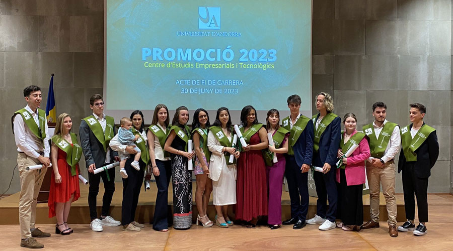 La promoció del 2023 en el seu final de carrera a la Universitat d'Andorra (UdA)
