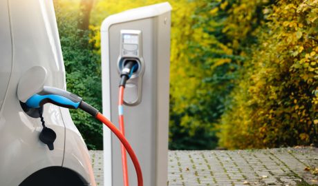 Punt de recàrrega per a cotxes elèctrics en un jardí particular