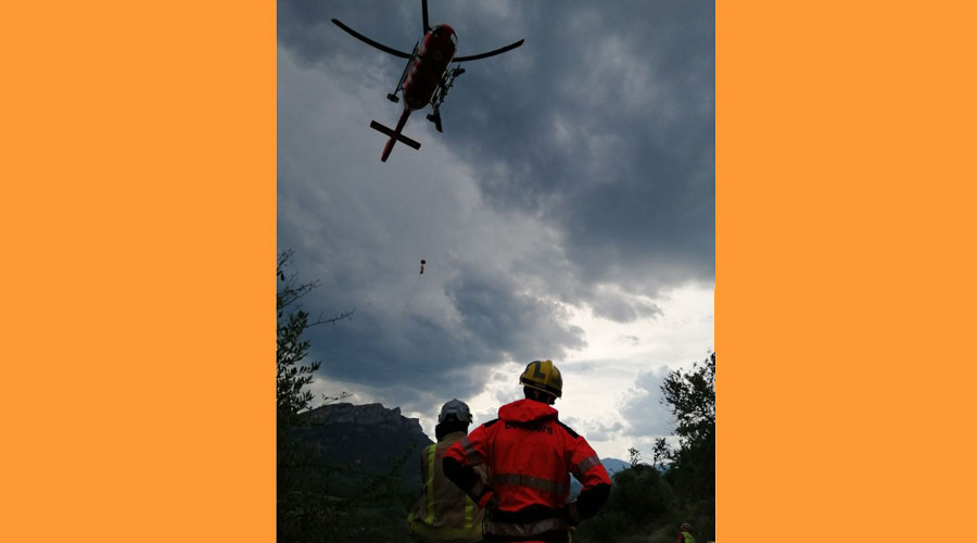 Evacuat un papapentista ferit a Organyà (Foto: Bombers Nargó)