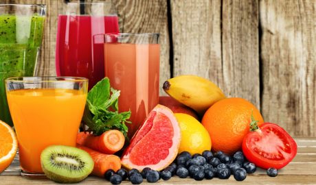 Sucs de fruita i algunes peces de fruita