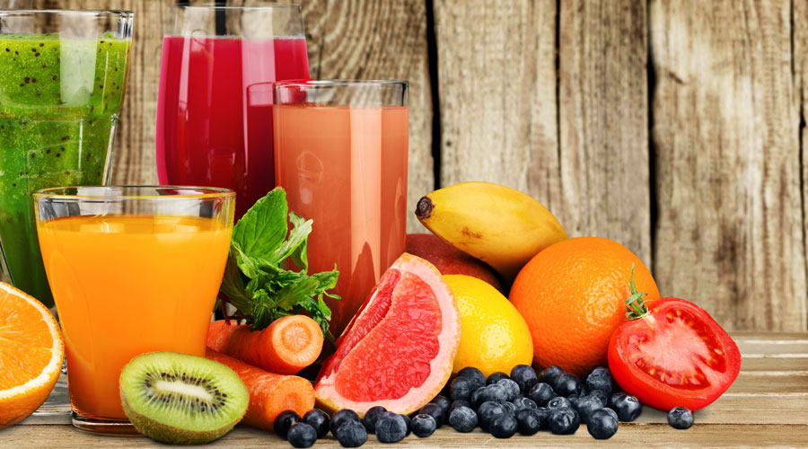 Sucs de fruita i algunes peces de fruita (Getty images)