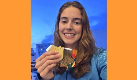 La nedadora andorrana, Nàdia Tudó, amb la seva segona medalla als Jocs de Malta