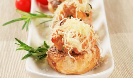 Xampinyons farcits que es poden fer amb pernil o cansalada