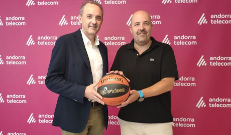 El director general d’Andorra Telecom, Jordi Nadal, i el President del BC Andorra, Gorka Aixàs