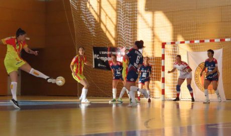 Imatge d'un dels partits jugats a la Seu entre les seleccions femenines de Catalunya i França de futbol sala