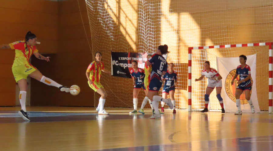 Imatge d'un dels partits jugats a la Seu entre les seleccions femenines de Catalunya i França de futbol sala (Aj. la Seu)