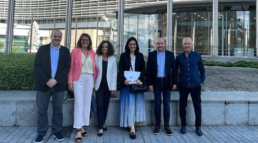 La delegació andorrana de la Cambra de Comerç davant la seu de la UE (CCIS)