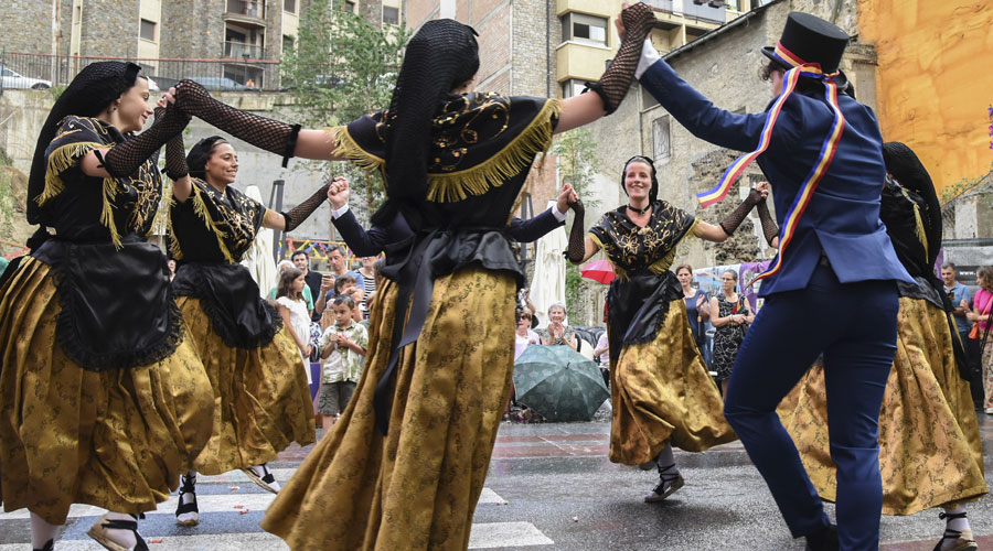 L'Esbart Laurèdia en una de les seves actuacions (Esbart Laurèdia)