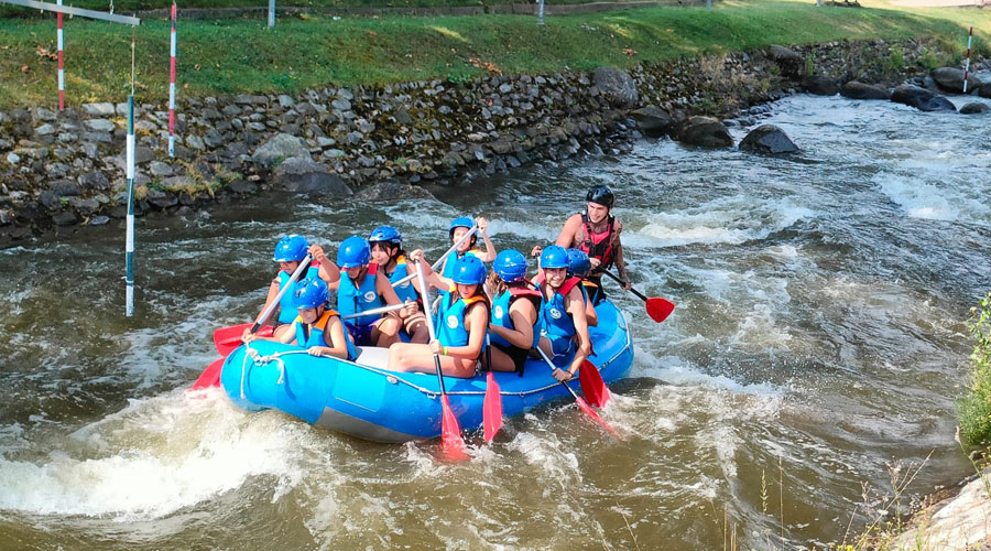 Infants baixant pel circuit d'aigües braves del Parc del Segre (Aj. la Seu)