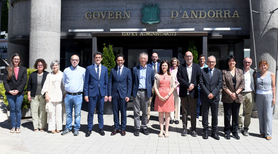 Foto de família de les autoritats andorranes amb els experts de la FAO (SFGA)