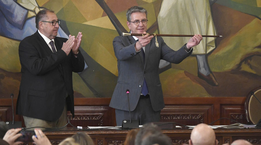 Joan Talarn, a la dreta, amb la vara que el distingeix com a president de la Diputació (Diputació de Lleida)