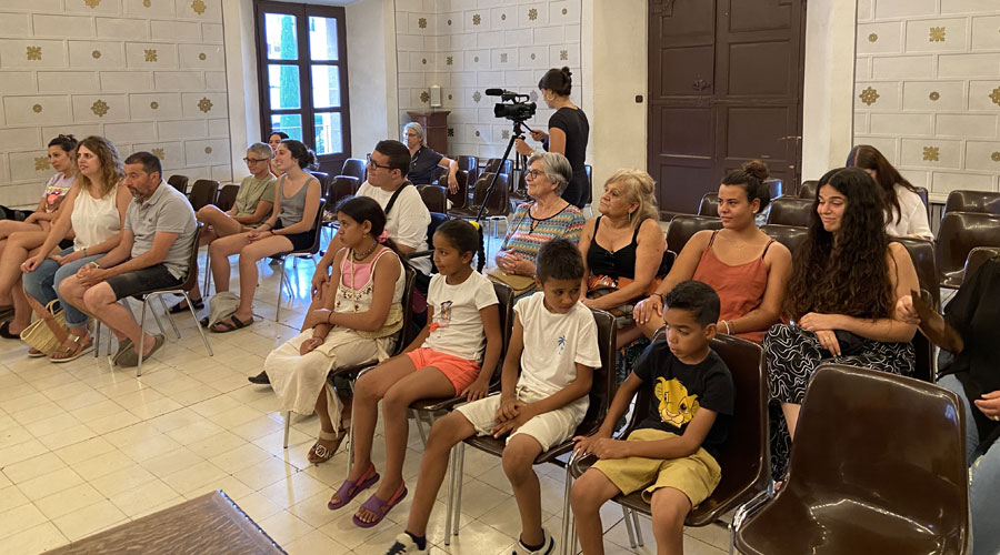 En primer terme, 4 dels 5 infants que passaran l'estiu a la Seu (Aj. la Seu)