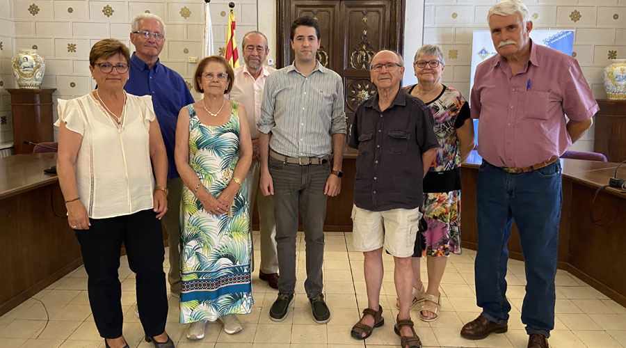 L'alcalde de la Seu, Joan Barrera -al centre, i els membres de l'Esplai de la Gent Gran (Aj. la Seu)