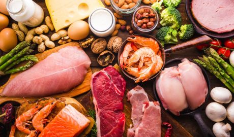 Un escampall d'aliments rics en proteïnes