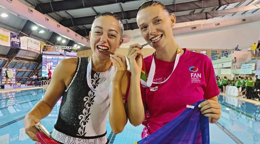 Mossegant les medalles per a comprovar, de broma, la seva autenticitat (FAN)