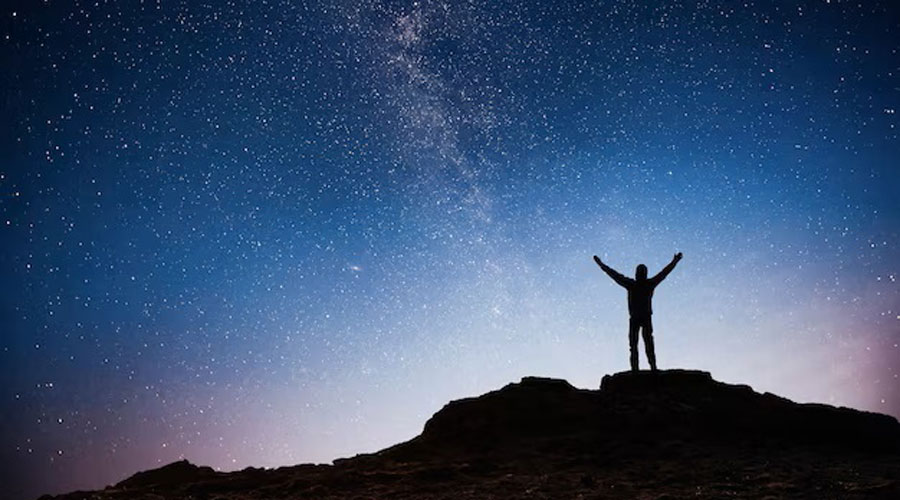 Una persona admirant la immensitat del cel estrellat (standret)