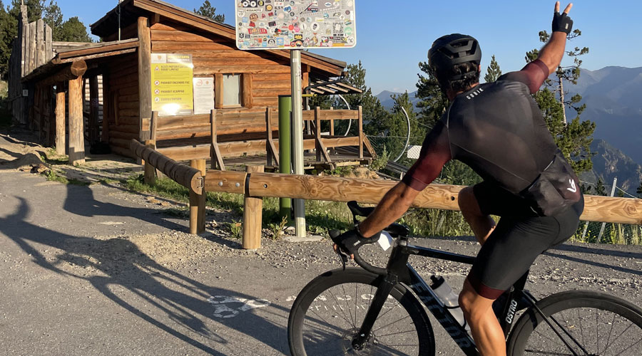 Joan Verdú coronant la Rabassa en bicicleta (FAE)