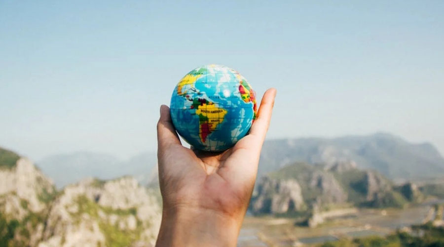 Una mà sustentant una bola del món (SFGA)