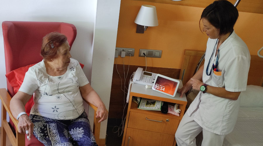 Pacient i sanitària del Cedre amb el dispositiu intel·ligent a la tauleta (AR+I)