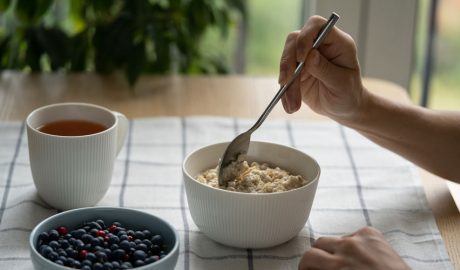 Una persona menjant civada