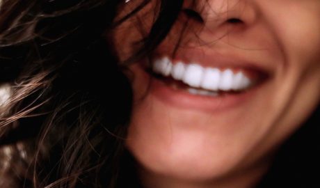 Unes dents ben blanques