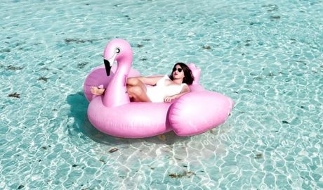 Una dona en una piscina amb un inflable