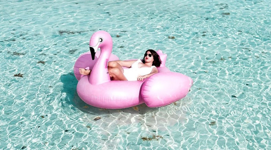 Una dona en una platja amb un inflable (Pexels)