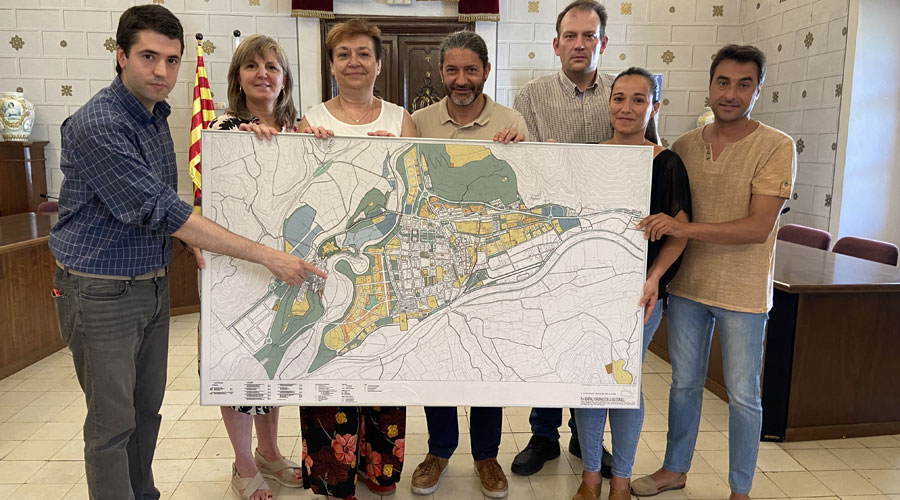 L'alcalde de la Seu -a l'esquerra- amb el seu equip de Govern indicant on es farà la residència (Aj. la Seu)