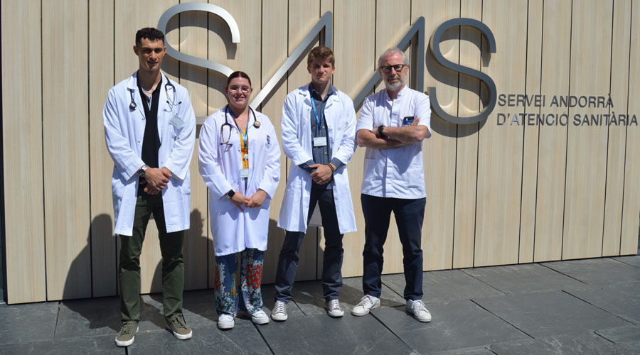 Els tres alumnes amb el seu formador, el director assistencial del SAAS, Dr. Marcos Gutiérrez (SAAS)