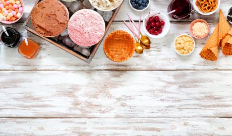 Varietat de gelats i complements per a fer un ice cream bar