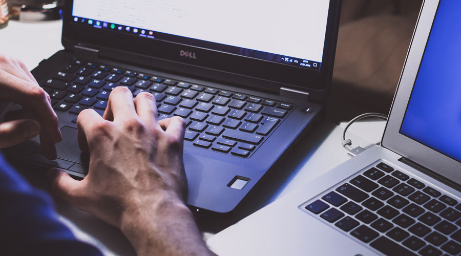 Una persona escrivint a Twitter (Unsplash)