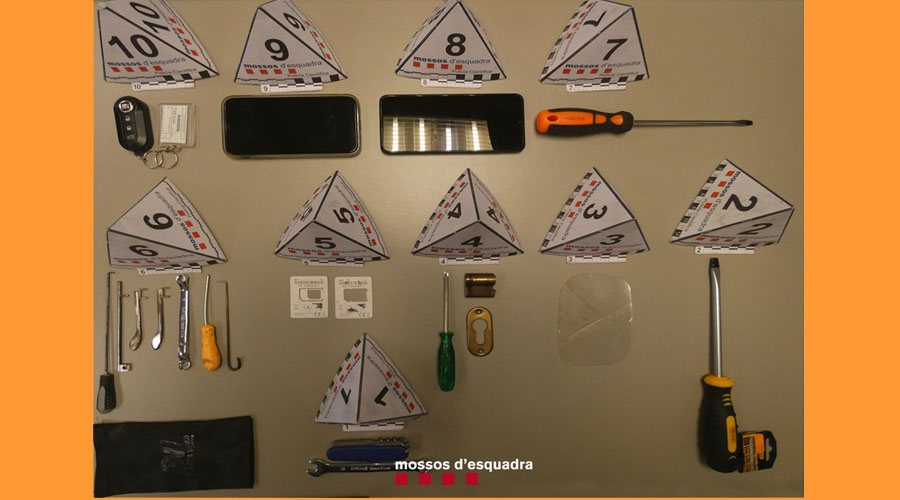 Material intervingut pels Mossos als tres homes detinguts per dos robatoris amb força en interior de domicili (Mossos)