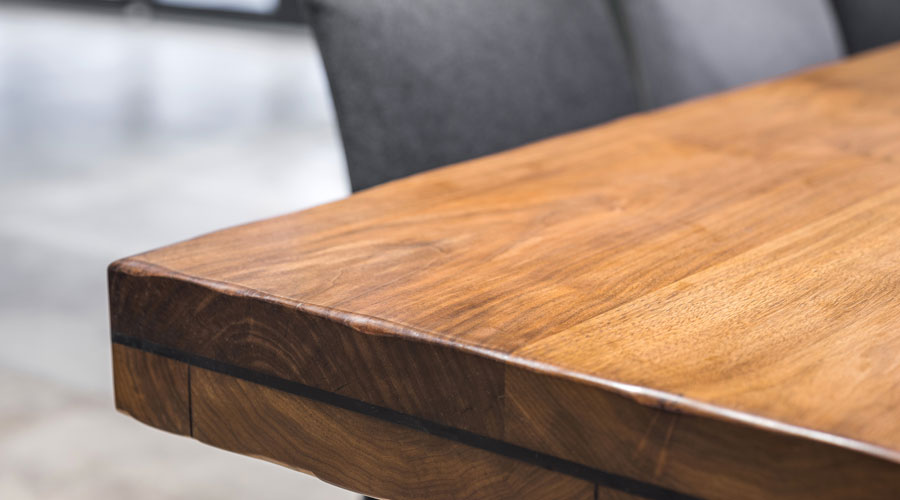Una taula de menjador de fusta (iStock)