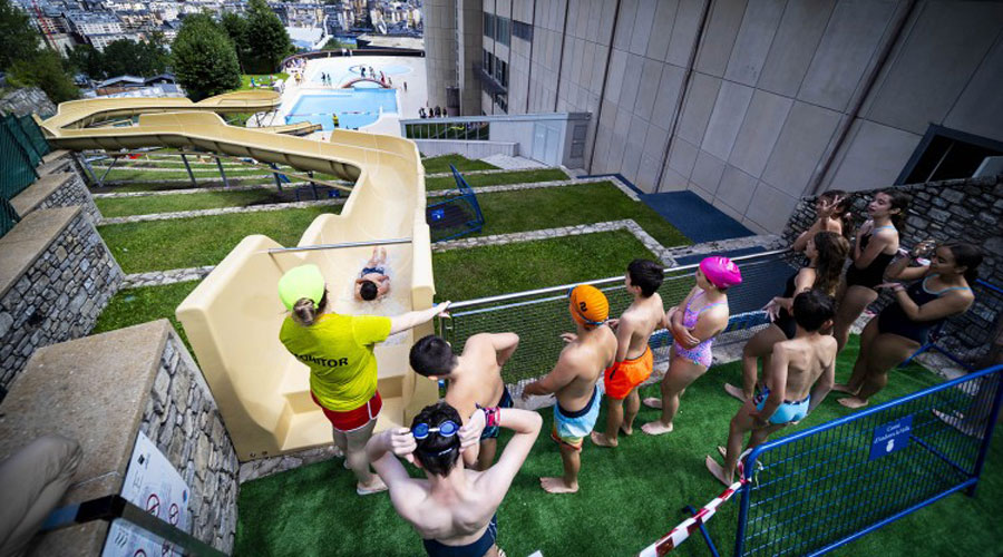 El nou tobogan gegant, atracció de la piscina dels Serradells (Comú d'Andorra la Vella)